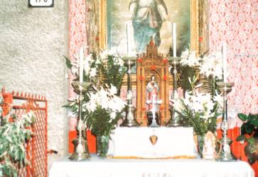 Pr�prava olt�rikov � b�di�iek � a ��as� na procesii boli v�dy prejavom �primnej viery. Sn�mka: reprofoto z arch�vu rodiny Bartu�ov�ch