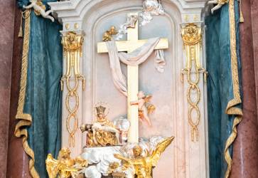 Pri pohľade na oltár sa ocitáme na Kalvárii. Pod krížom sú po bokoch sochy sv. Jána Evanjelistu a sv. Márie Magdalény. Sedembolestná Panna Mária s Ježišovým mŕtvym telom je nad svätostánkom, kde je živý Ježiš Kristus, ktorého prijímame. Snímka: AS