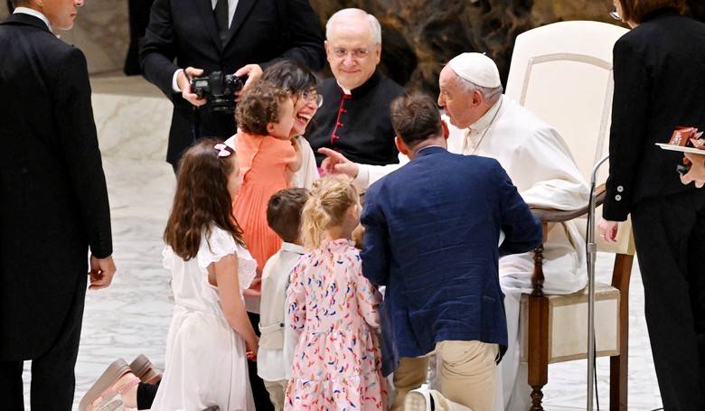 Pápež požehnal misijné kríže pre rodiny