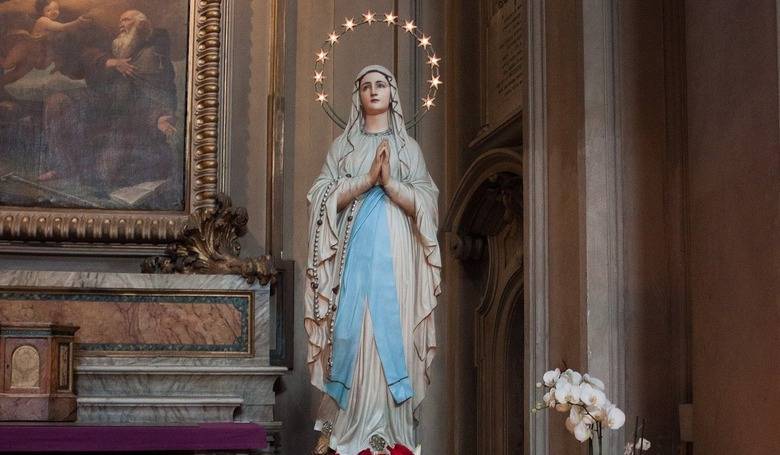 Dr�me sa M�rie, ona vedie k Je�i�ovi