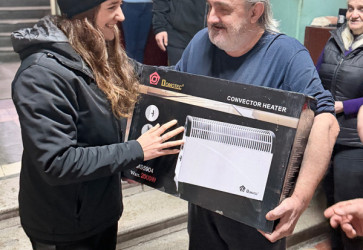 Delegácia Slovenskej katolíckej charity sa vydala do takmer zabudnutých ukrajinských dediniek, približne 120 kilometrov od Charkova. Na Ukrajinu priviezli aj ohrievače do domu pre nevidiacich. Snímka: archív SKCH