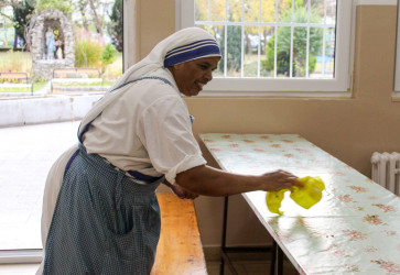  Sestry sl��ia �u�om bez domova s��smevom na per�ch. Sn�mka: Monika �imoni�ov�