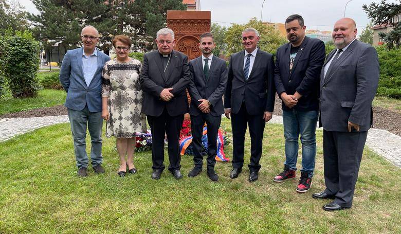 Kardinál Duka požehnal pamätník obetiam genocídy
