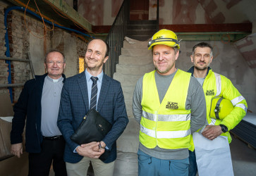 Po stavenisku n�s sprev�dzal arcidiec�zny ekon�m Vendel�n Pleva (v�avo) a pr�vnik Franti�ek Horv�th (druh� z�ava). Na pr�ce dohliada stavbyved�ci Jozef Birka (druh� sprava). Sn�mka: Erika Litv�kov�
