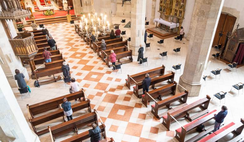 Dipenz kon, podvanie Eucharistie na ruku ostva