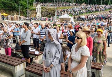 Na Butkove sa stretli tisícky pútnikov, aby si uctili nebeskú Matku Máriu. Snímka: Ján Čechovský