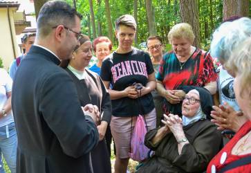 Farnosť Všetkých svätých v Humennom zorganizovala pre svojich farníkov púť do poľskej obce Laski pri Varšave. Snímka: Agáta Sakalíková