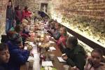 Deti sa od obetnej hostiny presúvajú po rorátnych svätých omšiach k hostine pri spoločnom stole. Snímka: archív eRka