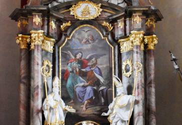 Oltár s maľbou sv. Matúša, ako píše evanjelium, vo farskom kostole. Snímka: KN/Monika Šimoničová