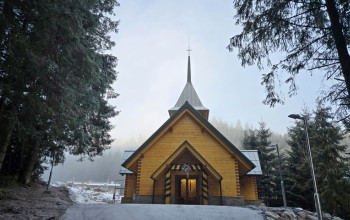 Zo svahu �i z hotela rovno do kostola