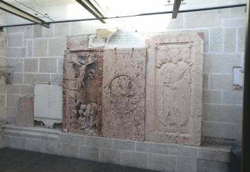 V prepojovacom objekte si možno pozrieť aj náhrobné kamene osadené na stenách katedrály. Snímka: Peter Zimen