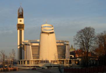 Svätyňa Božieho milosrdenstva bola postavená v rokoch 1999 až 2002. Chrám navrhli tak, aby pripomínal loď, pričom 77-metrov vysoká vyhliadková veža má symbolizovať stožiar. Snímka: wikimedia commons/Zygmunt Put/cc
