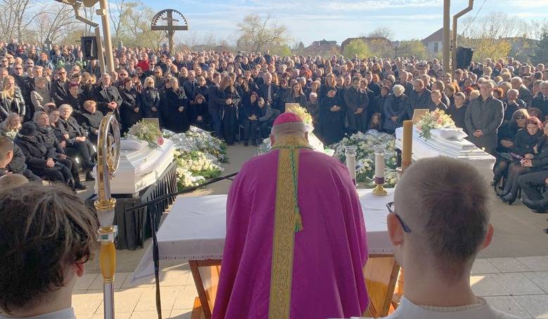 S obeťami tragickej nehody sa rozlúčil aj biskup