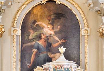 Obraz na hlavnom oltári kostola v Abraháme zobrazuje anjela, ktorý zadržiava ruku Abraháma pri obetovaní svojho syna Izáka. Snímka: Erika Litváková