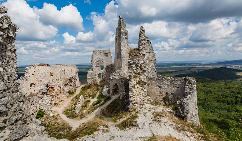 Tipy na výlety s kamarátmi: Milovníci hradov majú široký výber Tipy na výlety s kamarátmi: Milovníci hradov majú široký výber