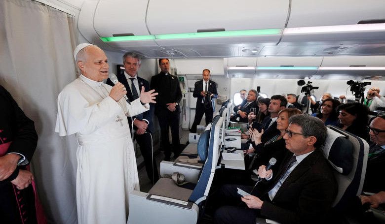 P�pe� povzbudzuje h�ada� kult�ru mieru