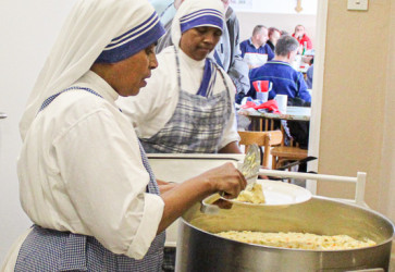 Mision�rky l�sky cez v�kendy vyd�vaj� jedlo �u�om bez domova. Sn�mka: Monika �imoni�ov�