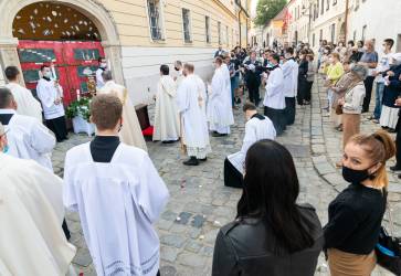 Tradi�n� sl�vnostn� eucharistick� procesia so zastaveniami viedla Kapitulskou ulicou, na ktorej s�dlia aj Katol�cke noviny. Sn�mka: Erika Litv�kov�