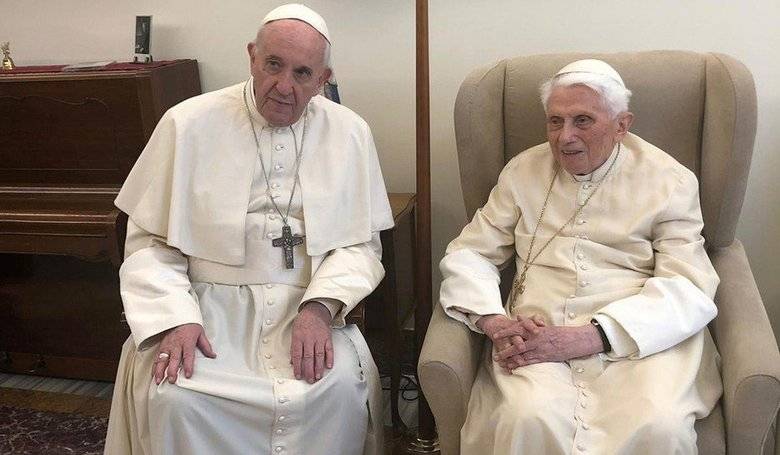 Benedikt XVI.: Je iba jeden pápež a volá sa František