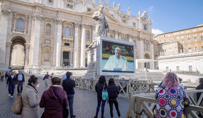 Pápež sa modlí za chorých