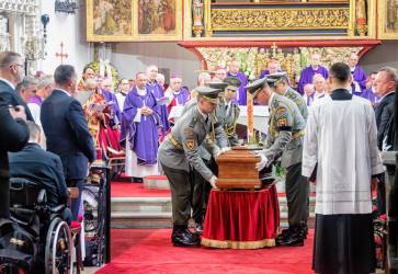 Po kondolenciách preniesla èestná stráž rakvu s pozostatkami zosnulého kardinála do boènej kaplnky. Snímka: Anna Stankayová