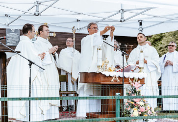 V piatok 29. augusta poehnali v Bindte Kaplnku sv. Barbory. Slvnostn svt omu celebroval spisk biskup Frantiek Trstensk. Snmka: Dana Smoradov