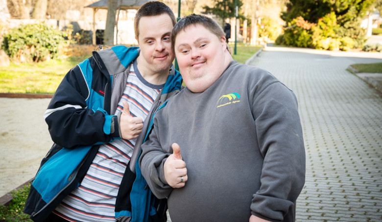 Na svet nazeraj krajm pohadom