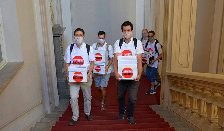 Odovzdali petíciu za zákaz hazardu v Bratislave