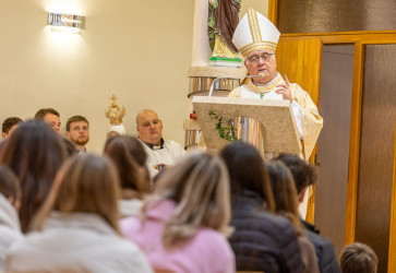 Počas víkendu 21. až 23. novembra sa vo farnosti Žilina-Solinky stretlo s biskupom Tomášom Galisom 170 mladých vo veku 15 – 30 rokov. Snímka: Michal Kováčik
