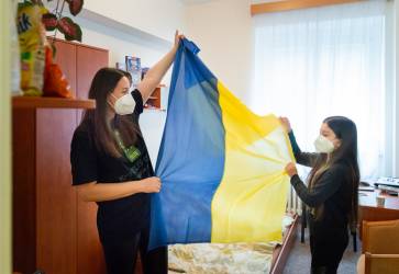 V Bratislave nevedeli zohna� ukrajinskú vlajku. Olesia tak ako vyštudovaná dizajnérka jednu ušila. Snímka: Erika Litváková