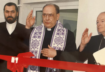 Priestory Rádia LUMEN požehnal biskup Rudolf Baláž. Pri slávnostnom strihaní pásky na terase rádia ho sprevádzal aj prvý riaditeľ rádia Vladimír Slovák (vľavo). Snímka: archív Rádia LUMEN