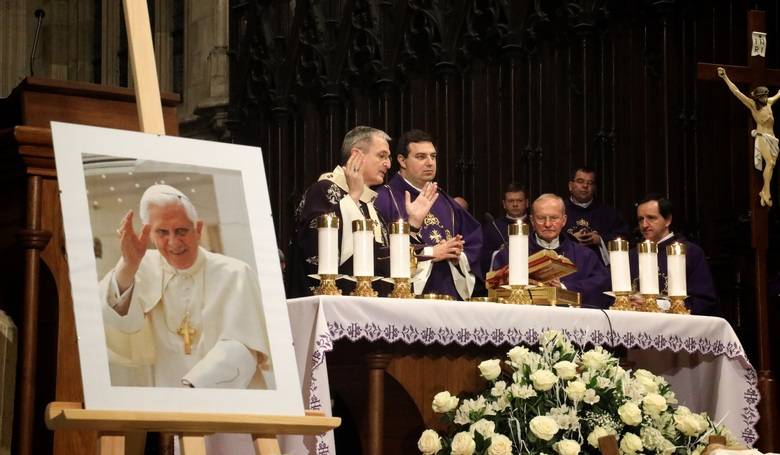 Pokora Benedikta XVI. je dojímavá