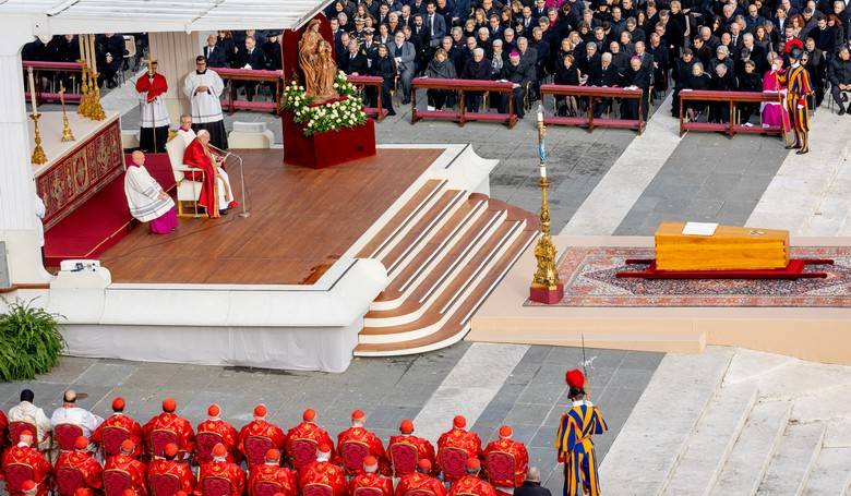 Cirkev sa rozlúčila s Benediktom XVI.