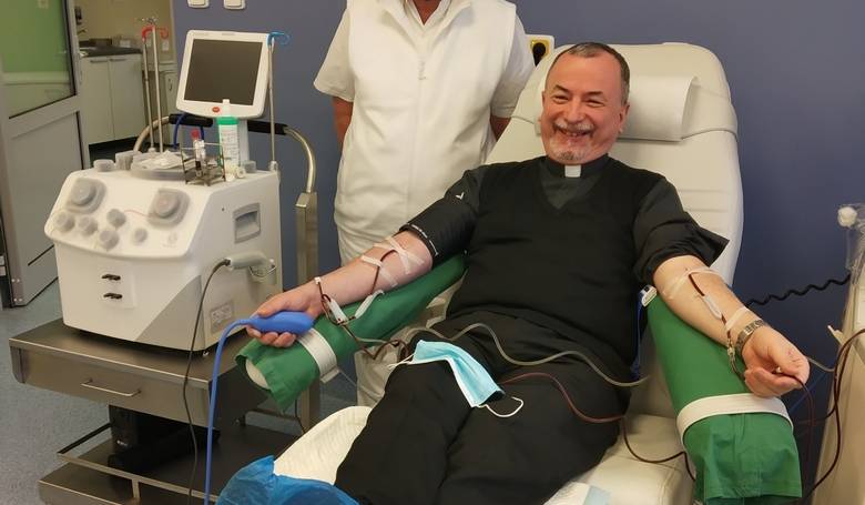 Arcibiskup a bohoslovci darovali krv