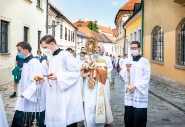 Tradi�n� sl�vnostn� eucharistick� procesia so zastaveniami viedla Kapitulskou ulicou, na ktorej s�dlia aj Katol�cke noviny. Sn�mka: Erika Litv�kov�