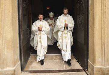 Nitrianski novokňazi vychádzajú z katedrálneho chrámu v spoločnosti diecézneho biskupa Viliama Judáka.  Snímka: Marek Mucha