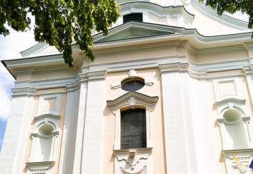 Farsk� Kostol sv. Klimenta poch�dza z polovice 18. storo�ia. Sn�mka: Erika Litv�kov�