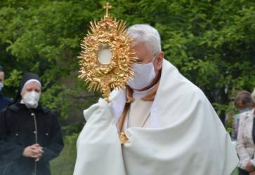 Biskup Stol�rik pri procesii v Ro��ave. Sn�mka: �tefan Vaclavik