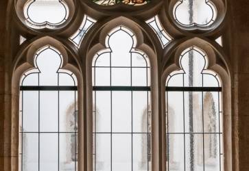 Klenbová chodba s gotickými oknami a vitrážami obkolesuje nádvorie s rajskou záhradou a tvorí tak srdce kláštora. Snímka: Erika Litváková