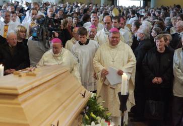 V deň pohrebu biskupa Hnilicu sa Katedrála sv. Jána Krstiteľa v Trnave a najmä presbytérium zaplnili do posledného miesta. Snímka: Peter Zimen.