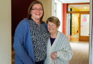 Do hospicu chodí pravidelne pomáhať aj dobrovoľníčka Mária (vpravo). Má síce po osemdesiatke, no stále aj pozitívnu náladu, ktorú rozdáva ďalej. Snímka: KN/Erika Litváková