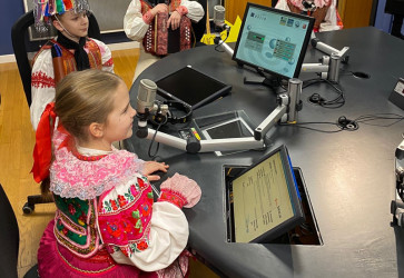 Deti z farnosti He�pa v Ro��avskej diec�ze, oble�en� v tradi�n�ch he�pianskych krojoch, pri�li s Dobrou novinou a� do Vatik�nu. Nav�t�vili aj Vatik�nsky rozhlas. Sn�mka: �tefan Kosturko