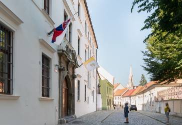 V uliciach Bratislavy-Starého Mesta ste už v nede¾u 12. septembra popoludní mohli vidie� na budovách zástavy Vatikánu a Slovenskej republiky. Snímka: Erika Litváková
