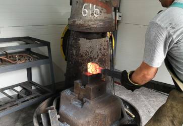 Dleitou sasou zvona je jeho srdce. Na snmke je pracovnk dielne pri jeho kovan. Snmka: archv Bystrka Ivka