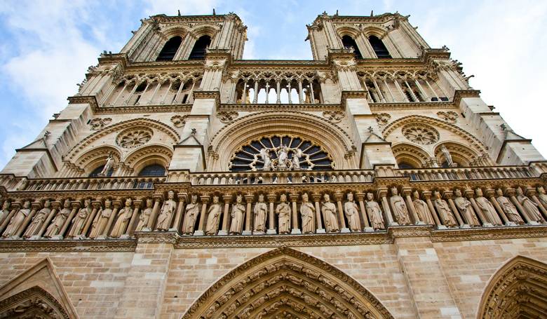 Na obnovu Notre-Dame prispelo 350-tisíc ľudí