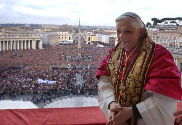 V apríli 2005 sa stal prvým zvoleným pápežom v 21. storočí. Vybral si meno Benedikt. Na fotografii je krátko po svojom prvom požehnaní mestu a svetu, ktoré nasledovalo po jeho zvolení za pápeža. Snímka: profimedia.sk