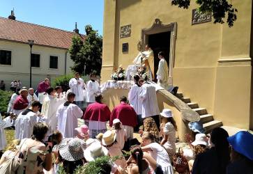 Nitriansky pomocný biskup Peter Beňo udeľuje eucharistické požehnanie. Snímka: Biskupstvo Nitra