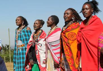 Masajské ženy nám dali masajské mená a zahrnuli nás svojimi farebnými korálikmi. Snímka: Zuzana Hallová