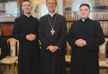 V Katedrále sv. Martina v Spišskej Kapitule prijali kňazskú vysviacku Gregor Baláž a Peter Kalafut. (Na snímke s biskupom Františkom Trstenským.) Snímka:facebook/biskup František Trstenský