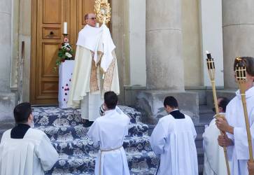 Biskup Marián Chovanec udeľuje eucharistické požehnanie v Banskej Bystrici. Snímka: Jana Juneková